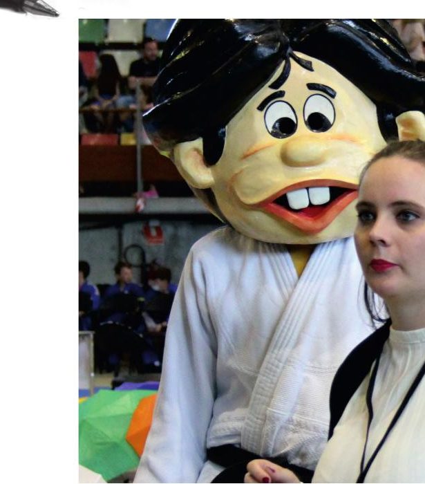 El Muñeco Miguelito junto a su acompañante en el Trofeo